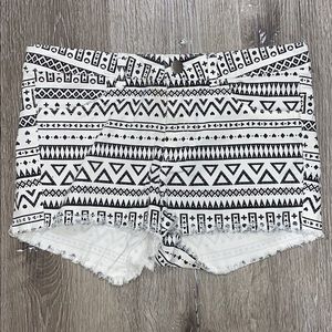 H&M Aztec design shorts - White and black